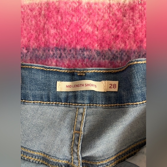 NWT Levis mid length denim shorts - Picture 4 of 6